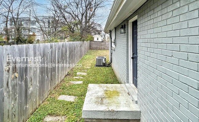 Building Photo - 1732 17th Ave N