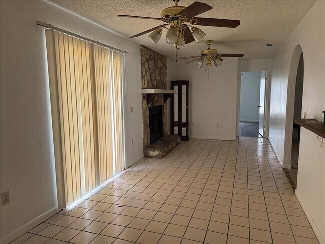 Building Photo - 925 Derbyshire Dr