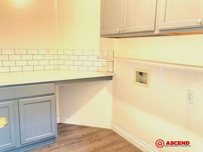 Building Photo - Beautiful 4 Bedroom Home in the Southwest!