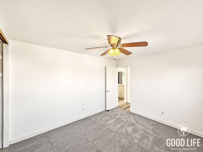 Building Photo - Beautiful 1BD/1BA W/ Laundry On-Site and Reserved Parking in Corridor!