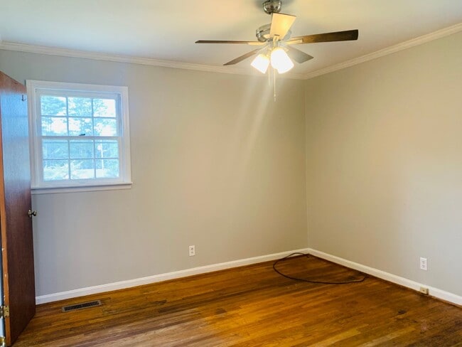 Building Photo - Welcome home! 3 bed, 1.5 bath, newly renov...