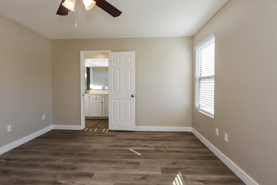 Building Photo - 9997 Big Bow Springs Ct