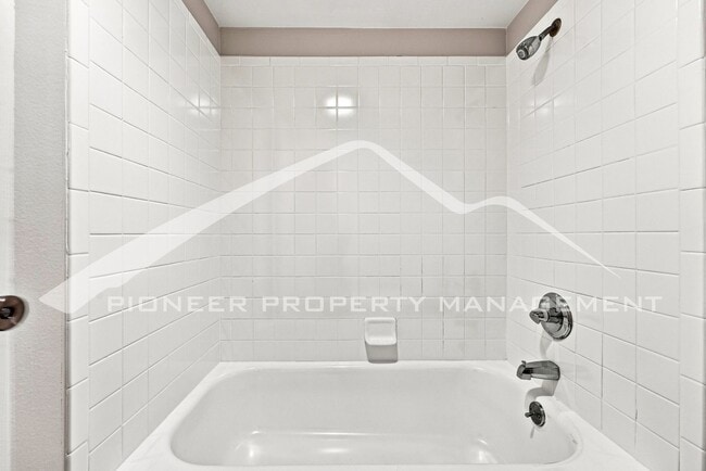 Building Photo - 3141 S Tamarac Dr