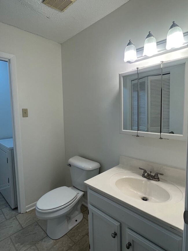 Building Photo - Spacious 2 bdrm/1.5 bath townhome in Cedar...