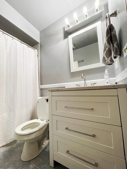 Full bath with Jetted Tub - 1105 E Ardyce Ln