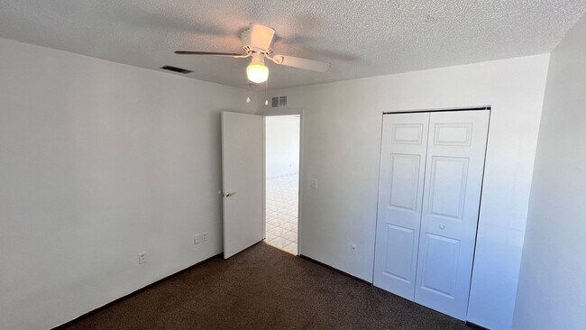 Building Photo - 2 Bedroom/1 Bath Townhome in Orlando!