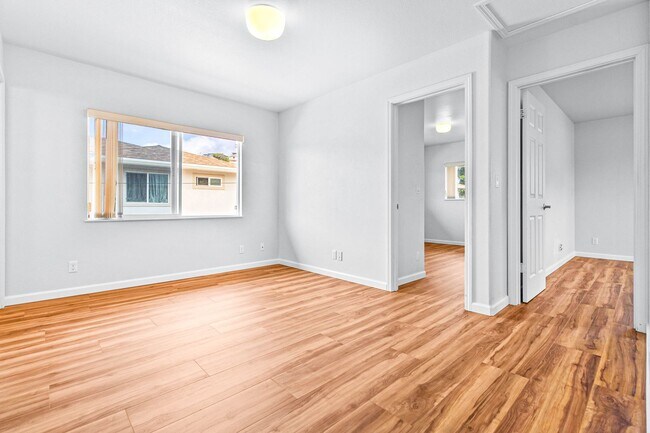 Building Photo - Spacious 3 Bedroom, 2.5 Bath Single Family...