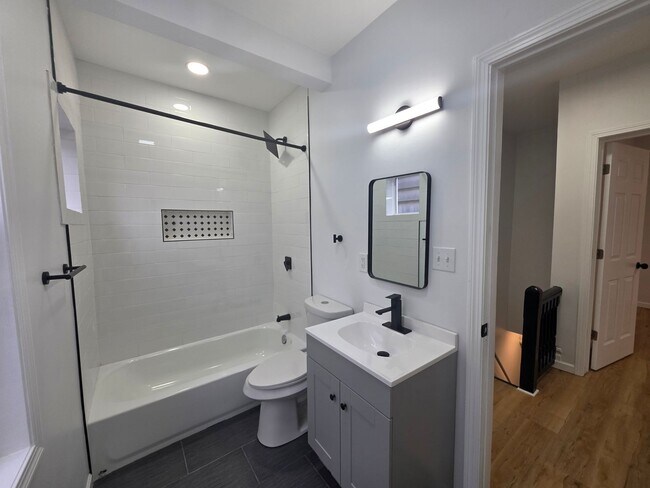 Building Photo - Newly Updated 2 bedroom apartment located ...