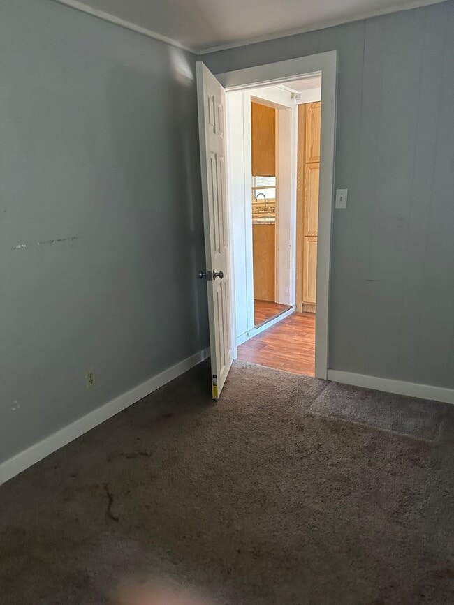 Building Photo - 2 bedrooms, 1 bath on large lot with garage