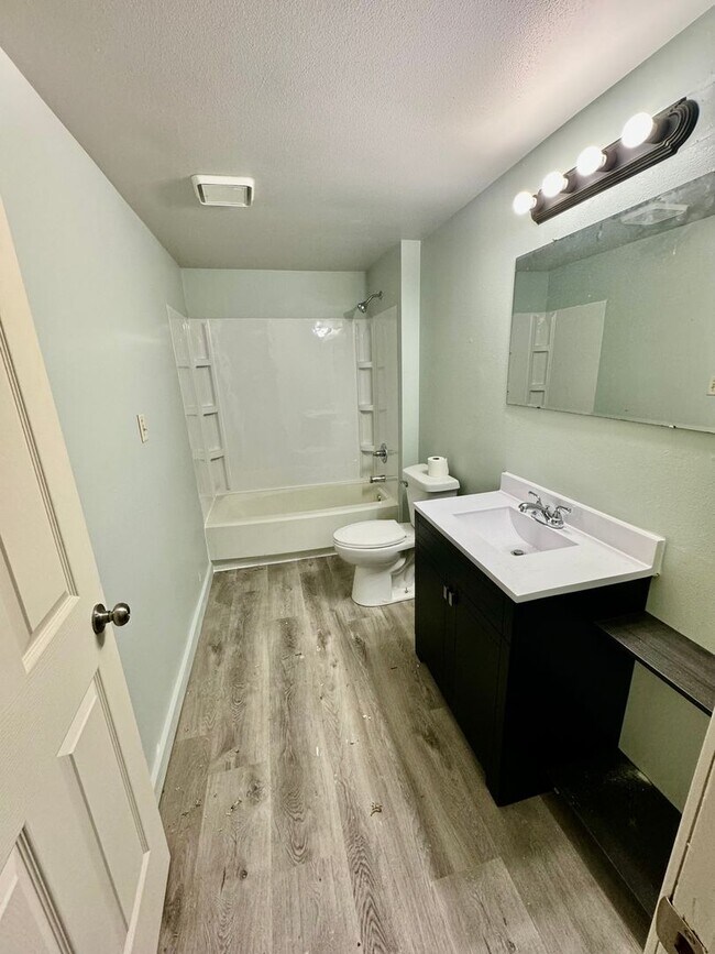 Building Photo - 4 Bedroom Single Family House