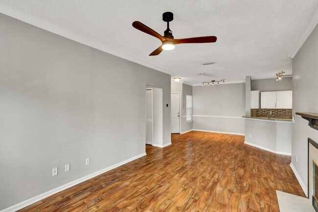 Building Photo - 3 bedroom/ 2 bathroom condo next to St Johns Town Center