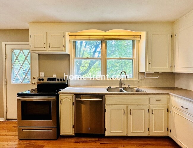 Building Photo - Three Bedroom Home in Overland Park w/ Wood Floors, Finished Basement, and a Fenced Yard!