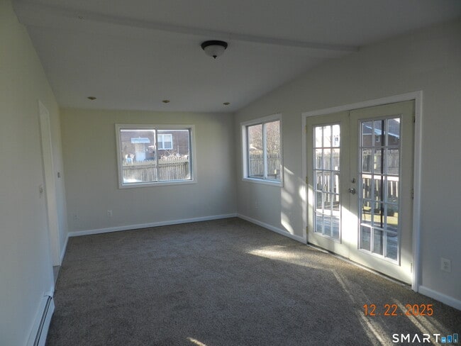 Building Photo - 10 Poplar St