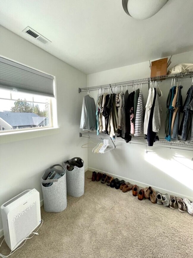 Building Photo - Newer home located in The Bridges community!