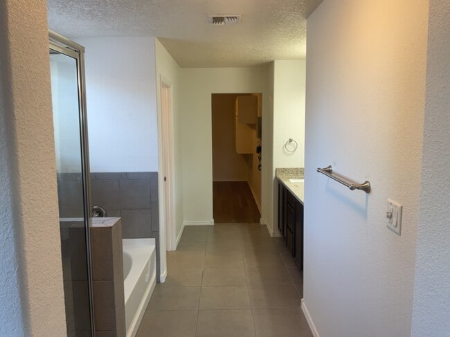 Building Photo - 904 Crown Ct NE