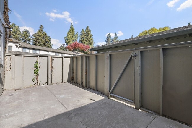 Building Photo - Remodeled 3-Bedroomn 2.5-Bathroom Townhome