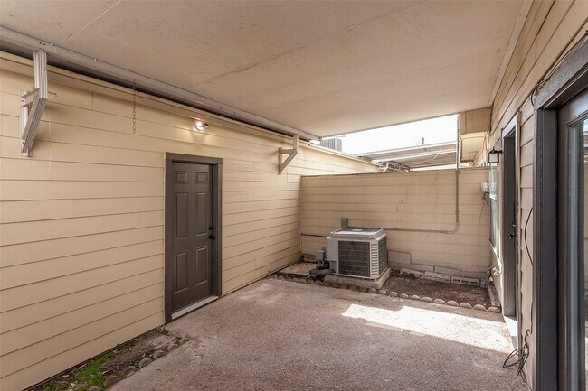 Building Photo - 6317 Ivanhoe Ln