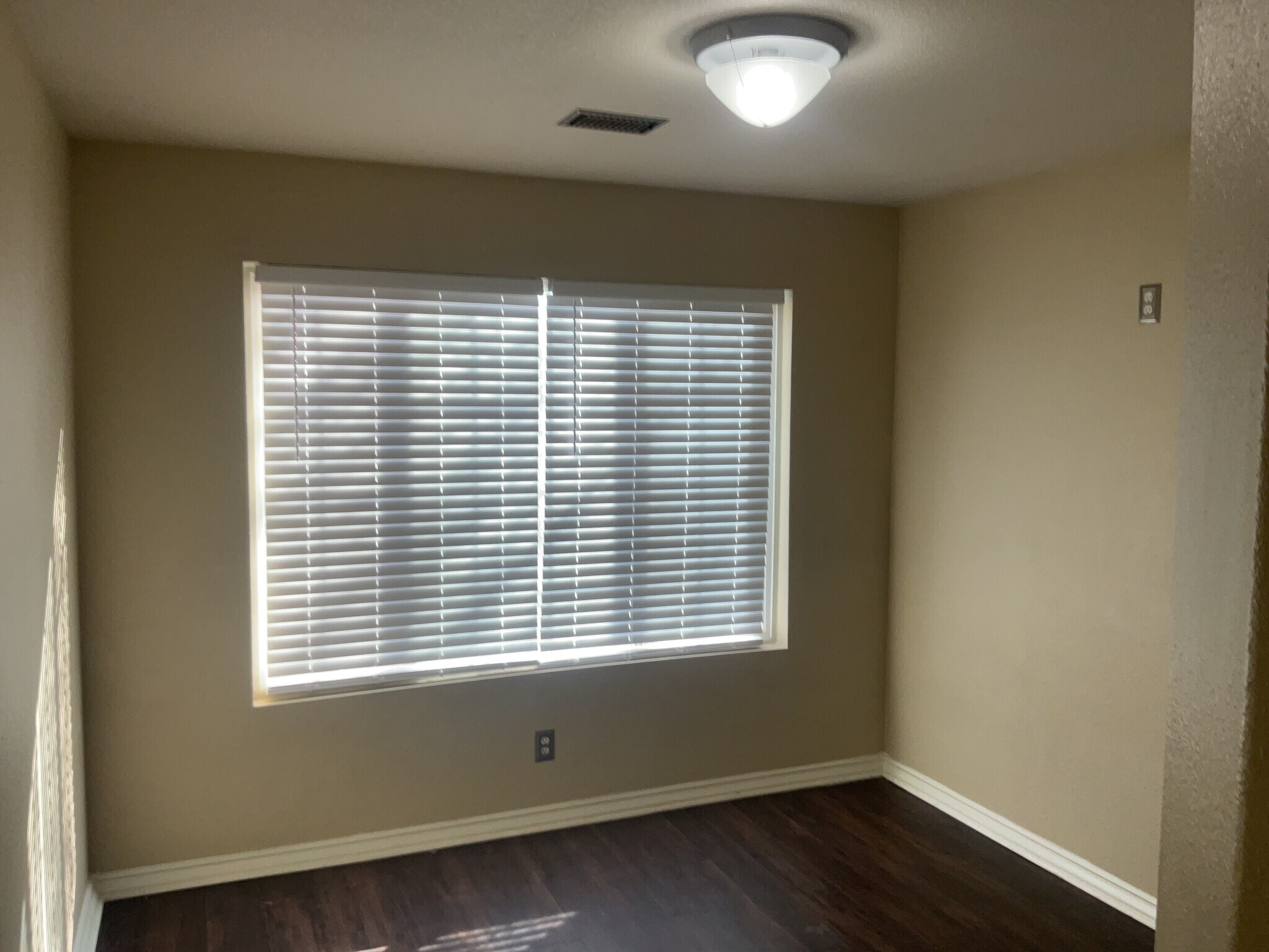 Building Photo - 625 Valley Meadows Dr NE