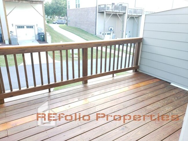 Building Photo - Lovely 3 Story 3 Bedroom 3.5 Bath 1 Car-Ga...