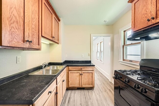 Building Photo - 1083 Western Ave N