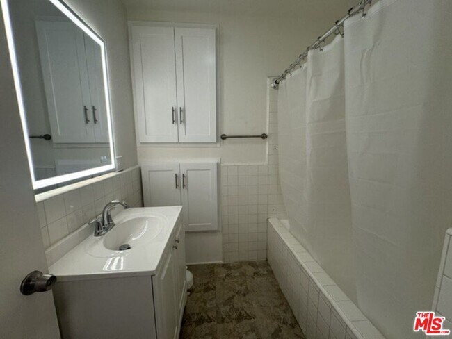 Building Photo - 942 Havenhurst Dr