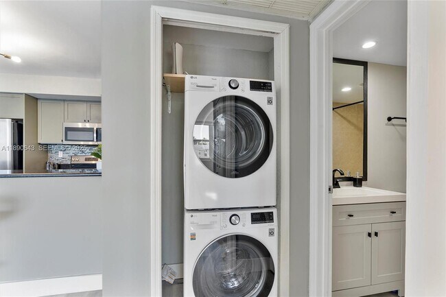 Building Photo - 10350 W Bay Harbor Dr