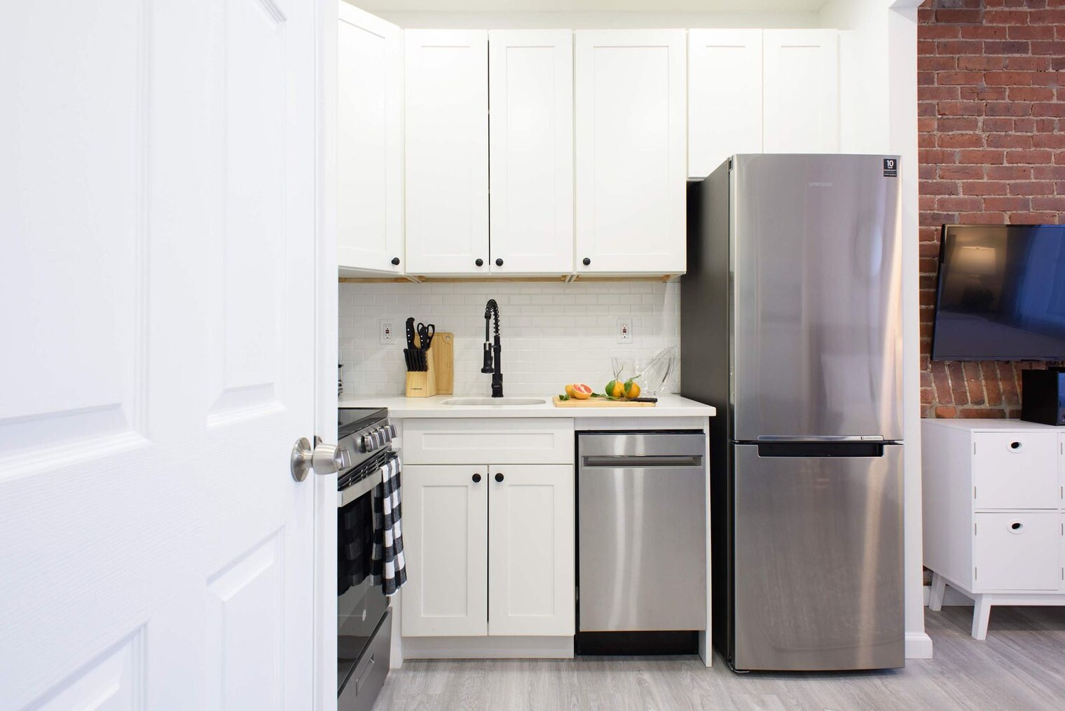 Building Photo - 240e E 75th St