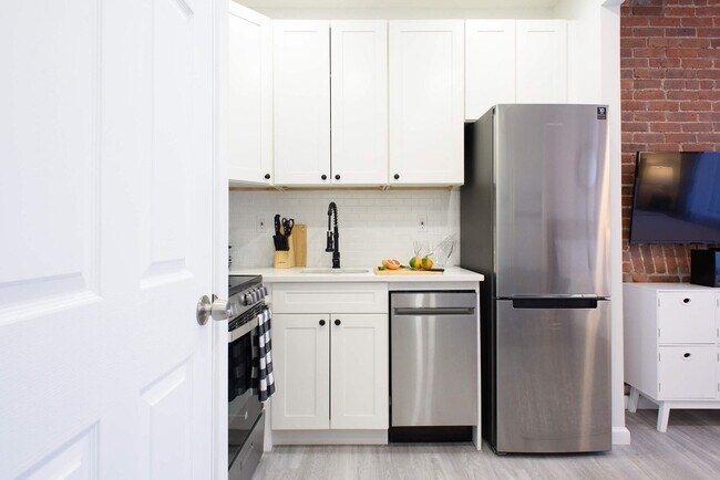 Building Photo - 240e E 75th St