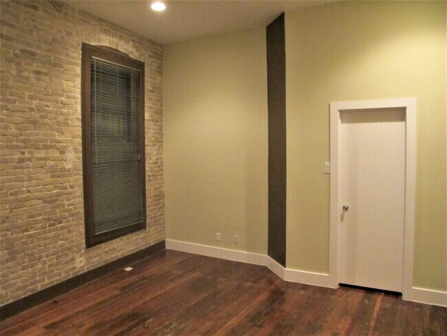 Building Photo - 319 S Flores St