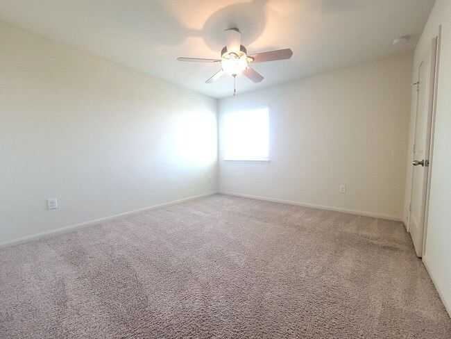 Building Photo - Beautiful 3 Bedroom, 2.5 Bath Home with Attached Garage & Tall Ceilings