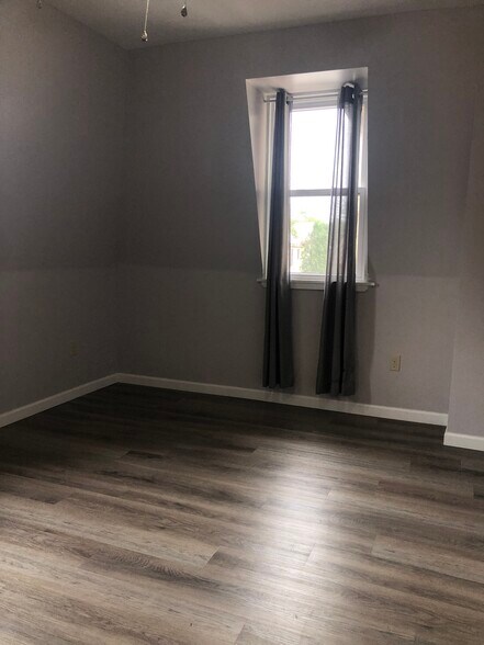 Building Photo - 437 W 6th St