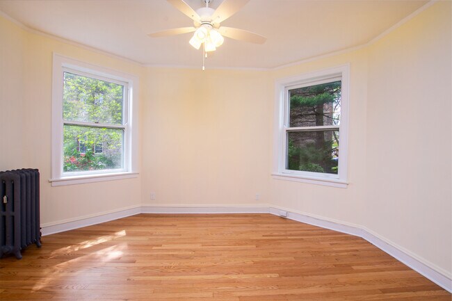 Building Photo - 2121 W Morse Ave