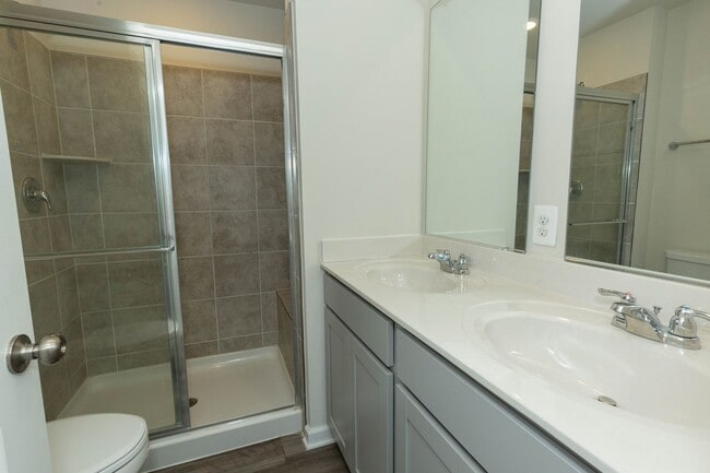 Building Photo - 3 Bed, 2 Full/2 Half Bath, Well Maintained...