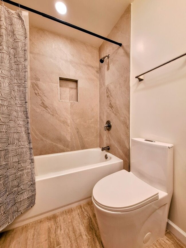 Building Photo - Beautifully Remodeled 3bd Single Story House With Bonus Room & Storage Space!