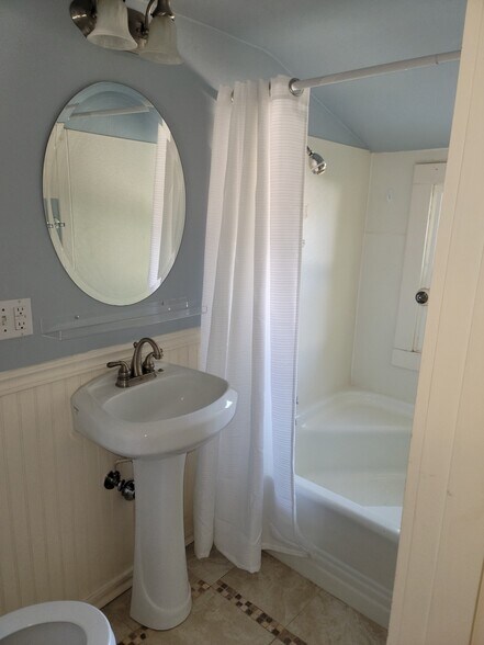 Building Photo - 1909 Cedar St