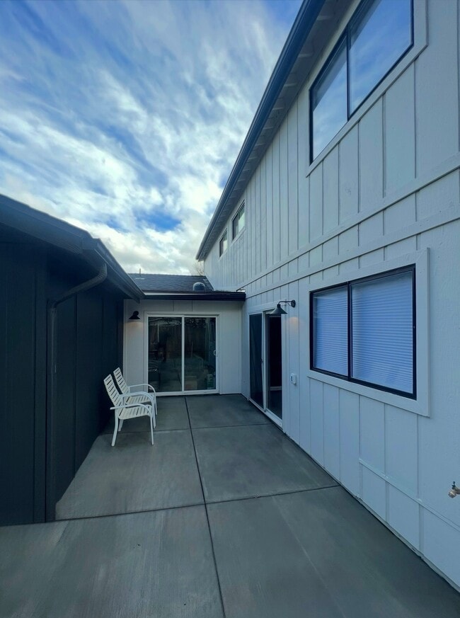 Building Photo - 152 Cuesta Dr