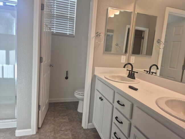 Building Photo - Beautiful 3 Bedroom 2.5 bath home with loft.