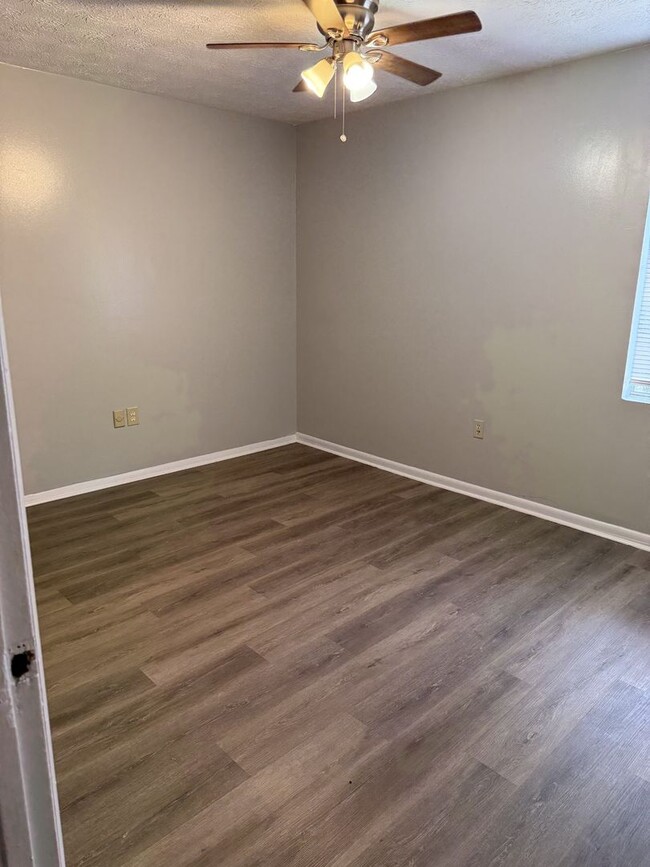 Building Photo - MOVE IN READY