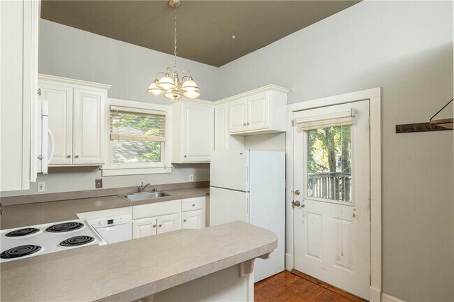 Building Photo - 347 Rollston Ave