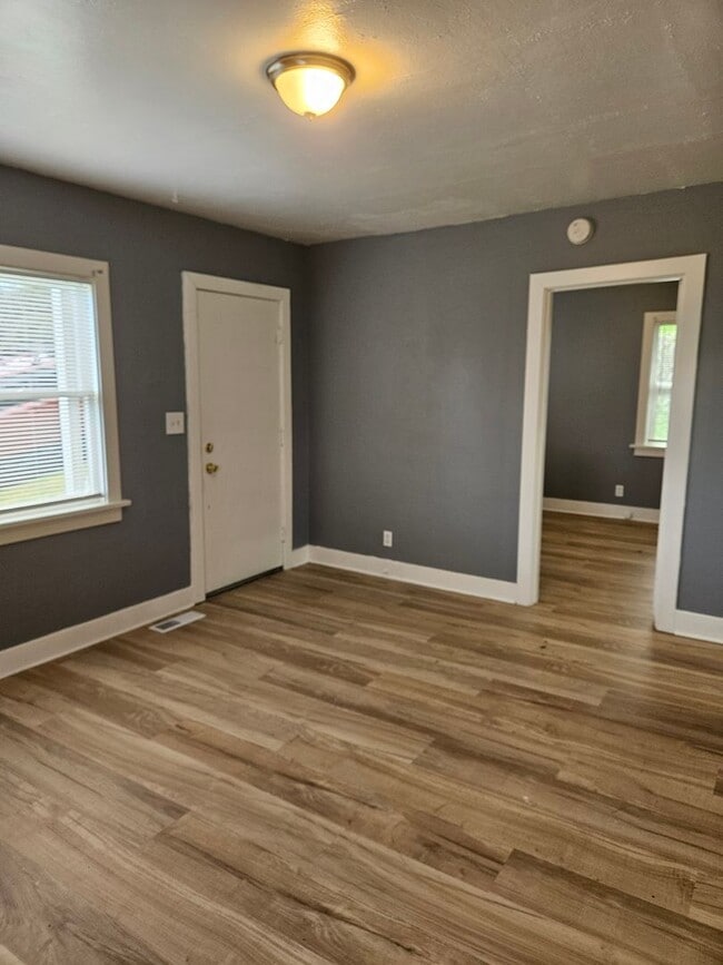 Building Photo - Quaint2 Bedroom House For Rent!