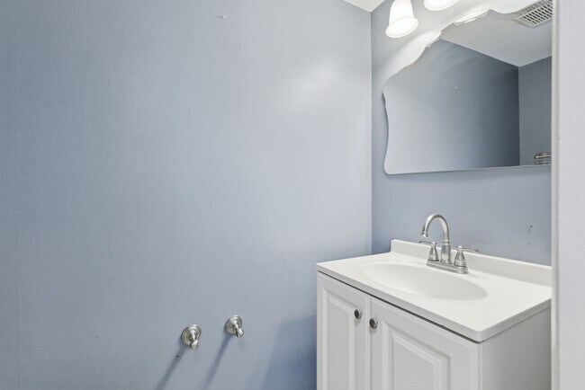 Building Photo - Lovely 3 BR/1.5 BA Townhome in Glen Burnie!