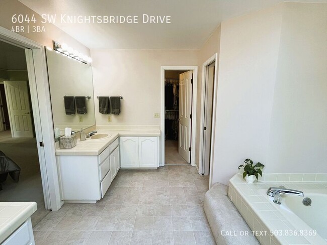 Building Photo - 6044 SW Knightsbridge Dr