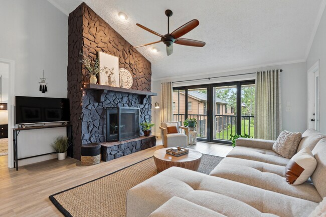 Building Photo - 122 SE Crestwood Cir