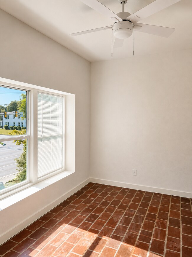 Building Photo - 3252 S University Dr