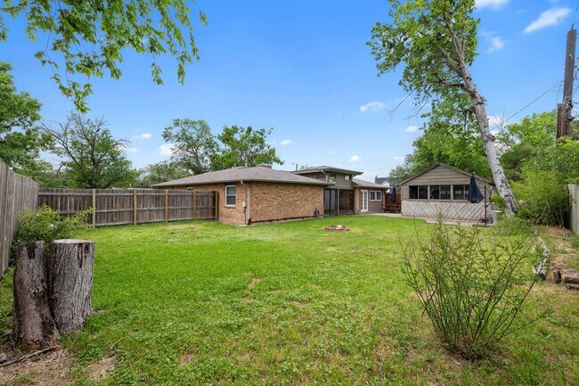 Building Photo - 1222 Haines Dr