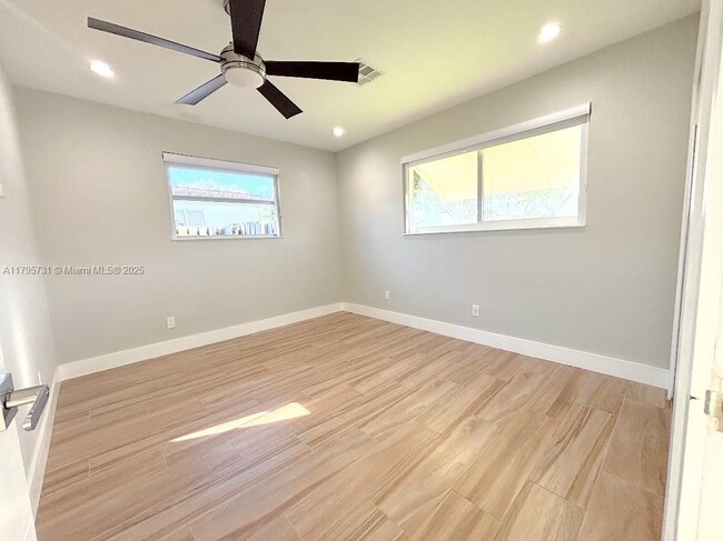 Building Photo - 401 S Highland Dr