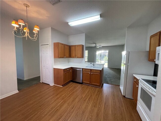 Building Photo - 865 10th Dr