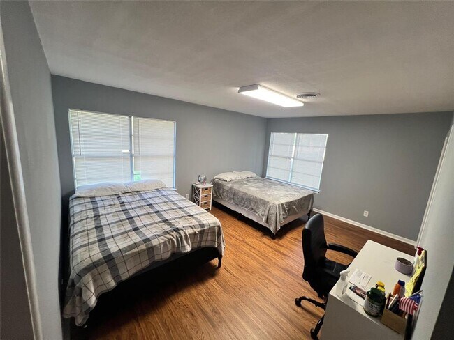 Building Photo - 213 S FM 1660