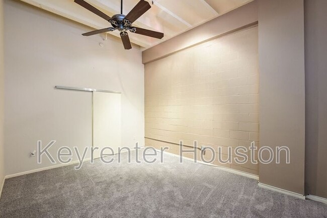 Building Photo - 705 Main St