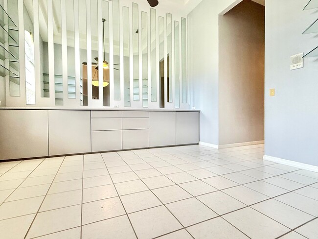 Building Photo - Executive 4bedrooms/3baths Dream pool-home...